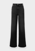 Schwarze Jeans mit weitem Bein und hoher Taille, mit fünf Taschen und Metallbeschlägen. Glatte Textur und minimale Verblassung.