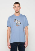Hellblaues Baumwoll-T-Shirt mit einem bunten Zebra-Motiv in der Mitte. Das Design umfasst verschiedene Muster und einen Rundhalsausschnitt.