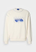 Cremefarbener Pullover mit blauem "HUGO"-Schriftzug und Rastermuster, ausgestattet mit gerippten Bündchen und Kragen sowie kontrastierenden Nähten.