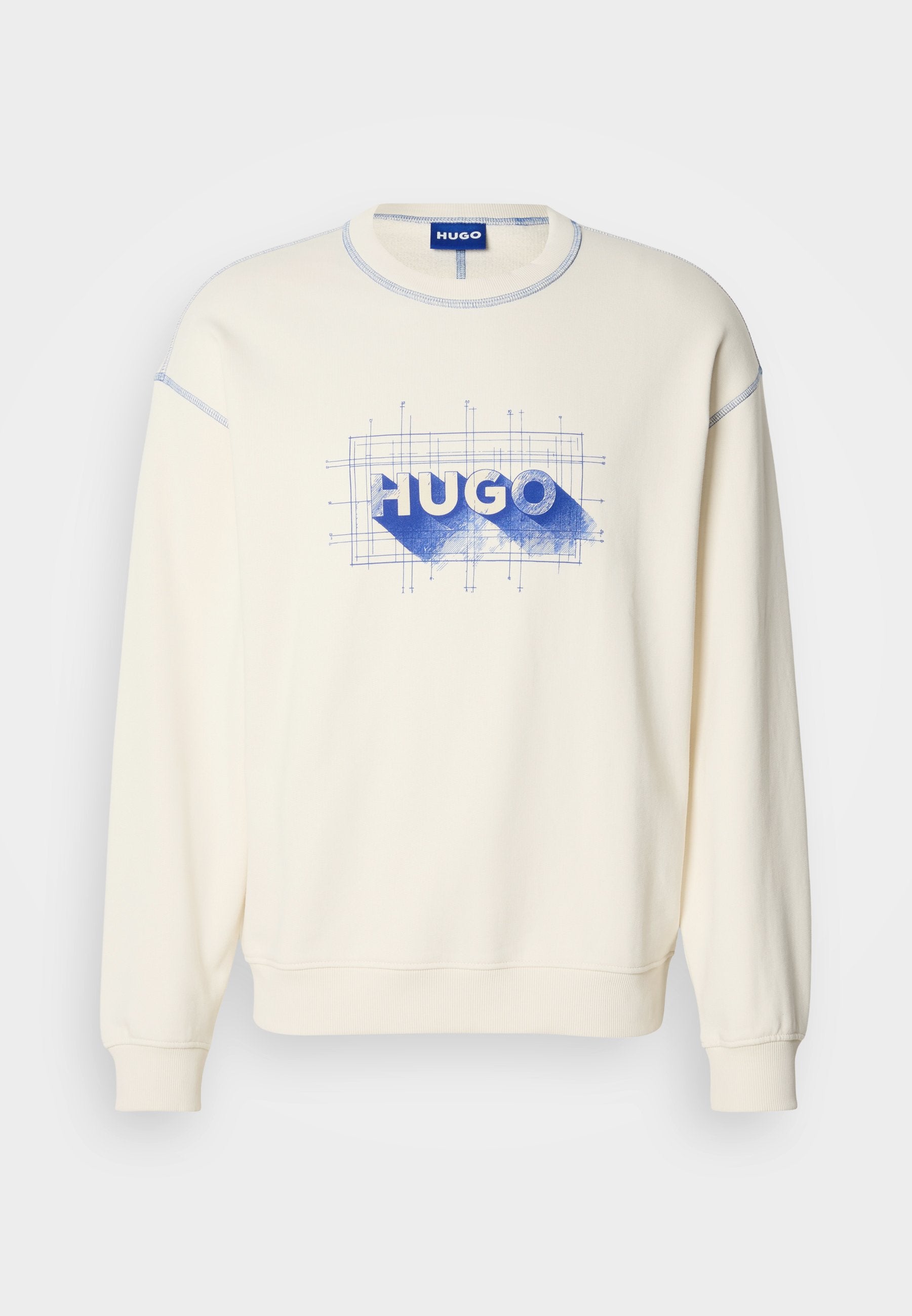 Cremefarbener Pullover mit blauem "HUGO"-Schriftzug und Rastermuster, ausgestattet mit gerippten Bündchen und Kragen sowie kontrastierenden Nähten.