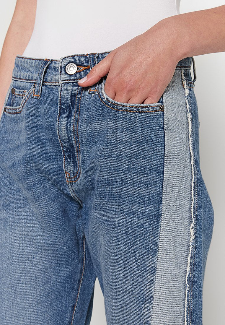 Armani Exchange Jeans Relaxed Fit Media 4