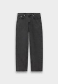 Schwarze gerade Jeans mit fünf Taschen, Knopfverschluss und sichtbaren Nähten, flach auf einem neutralen Hintergrund ausgelegt.