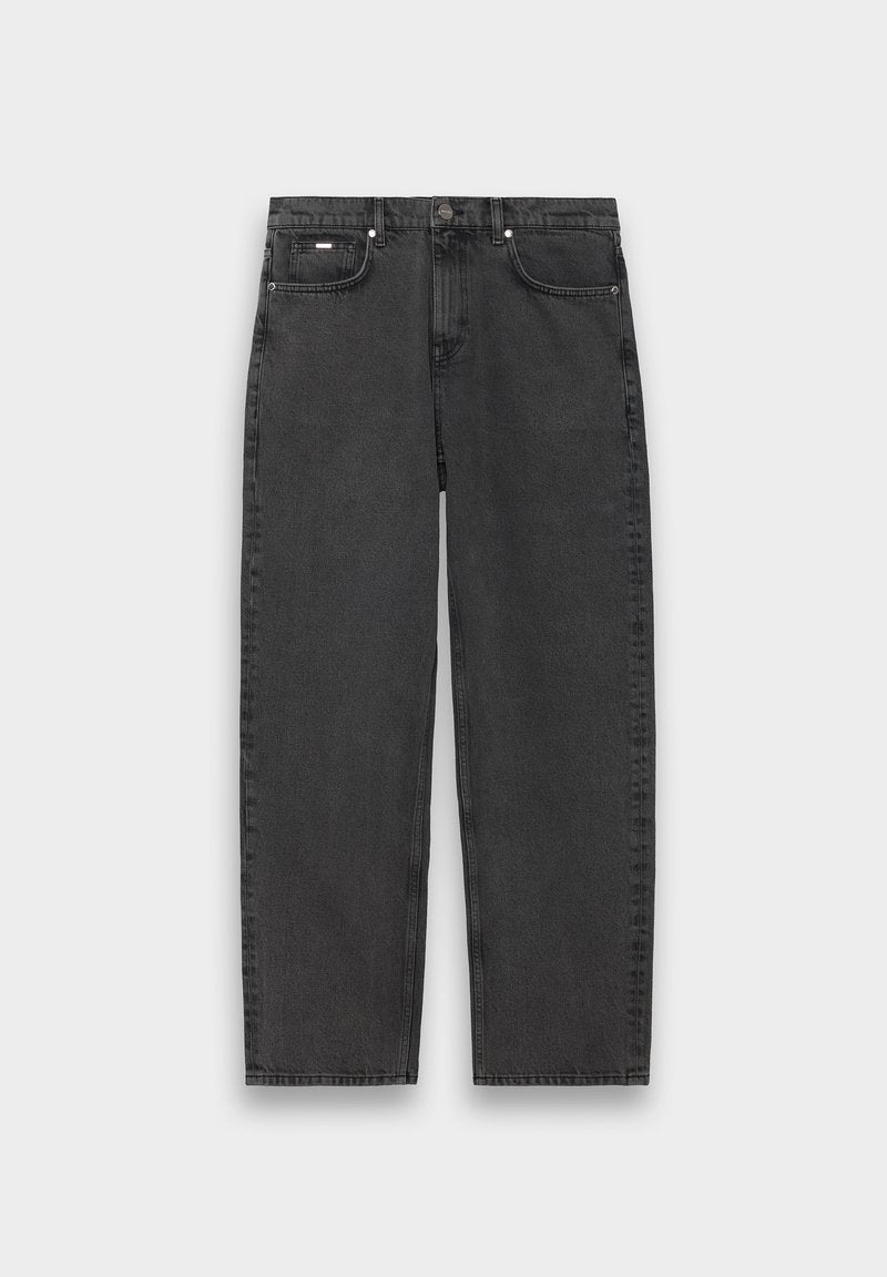 Schwarze gerade Jeans mit fünf Taschen, Knopfverschluss und sichtbaren Nähten, flach auf einem neutralen Hintergrund ausgelegt.