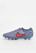 Nike-Fußballschuhe in Lila mit orangefarbenen Akzenten. Verfügen über ein strukturiertes Obermaterial, traditionelle Schnürung und eine geformte Sohle mit Stollen für besseren Halt.