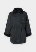 Schwarze Stoffjacke mit einem Cordkragen, elastischem Bund und zwei vorderen Taschen; hat gerippte Bündchen und einen Druckknopfverschluss.
