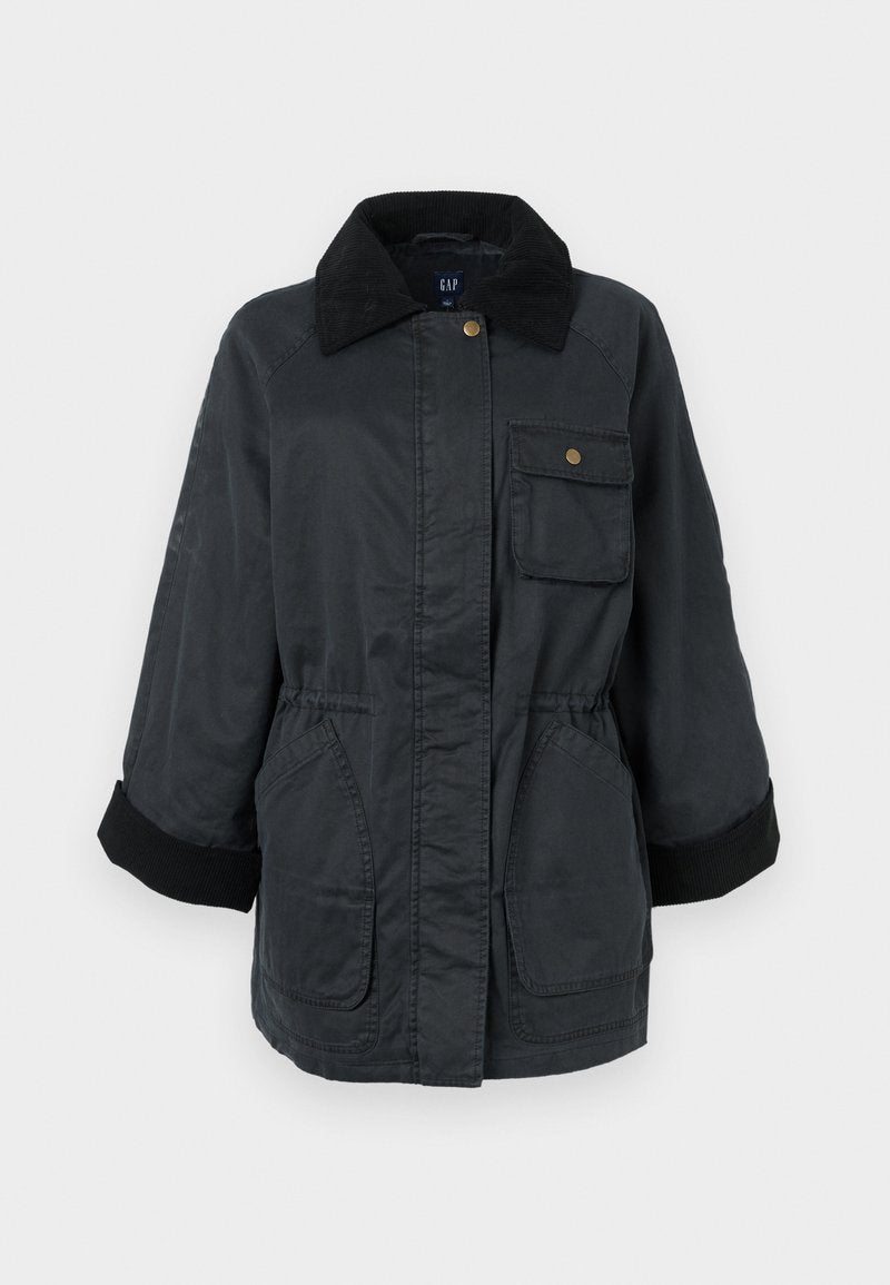 Schwarze Stoffjacke mit einem Cordkragen, elastischem Bund und zwei vorderen Taschen; hat gerippte Bündchen und einen Druckknopfverschluss.