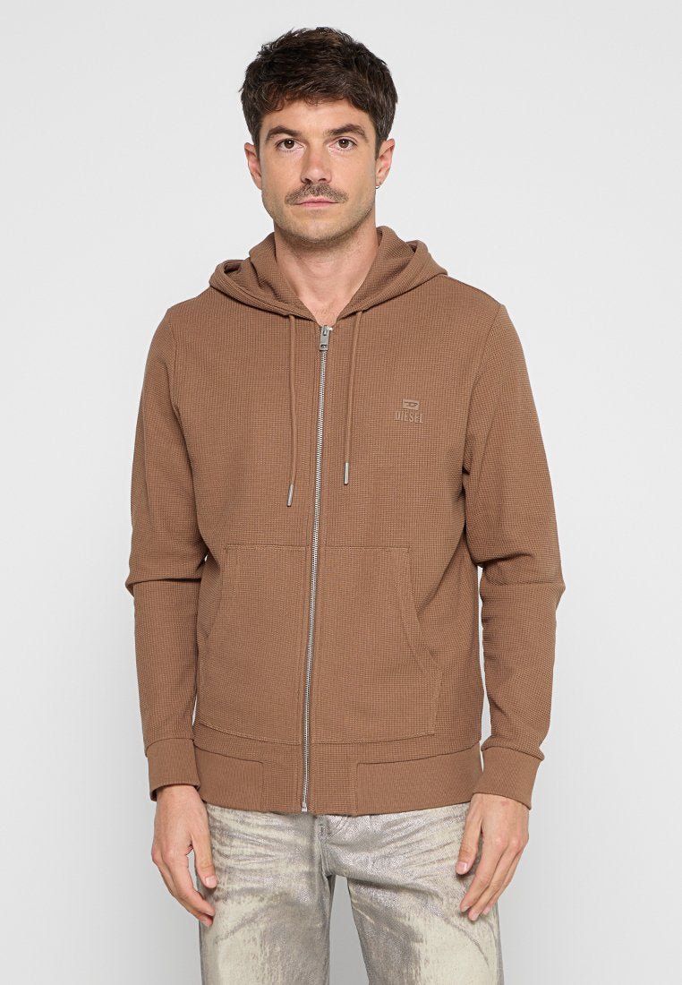 Braune Zip-Up-Hoodie aus strukturiertem Stoff, mit Kängurutasche, verstellbarem Kordelzug an der Kapuze und kleinem Logo auf der Brust.