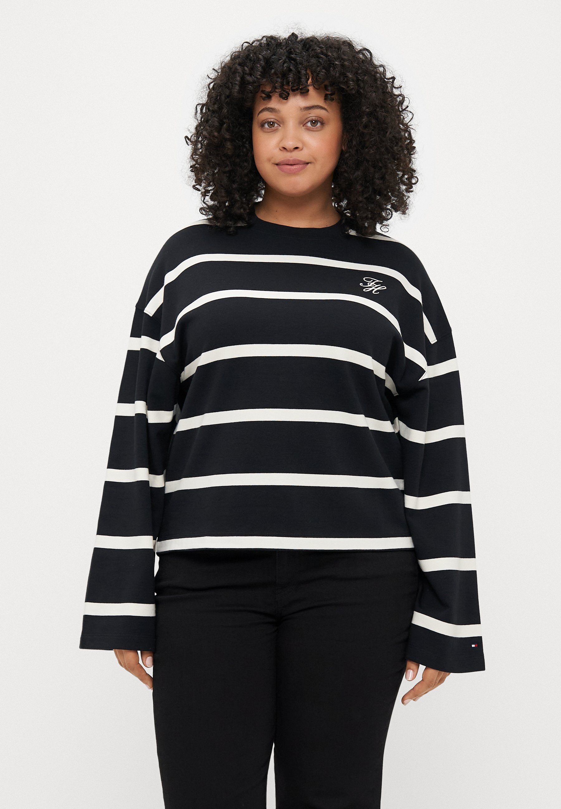 CURVE LOGO EMBROIDERY TERRY CREW NECK SWEATSHIRT Media 3
