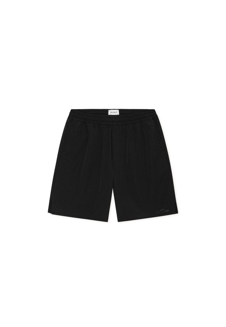 Schwarze Sportshorts aus atmungsaktivem Material. Verfügen über einen elastischen Bund, seitliche Taschen und ein dezentes Logodetail am Saum.