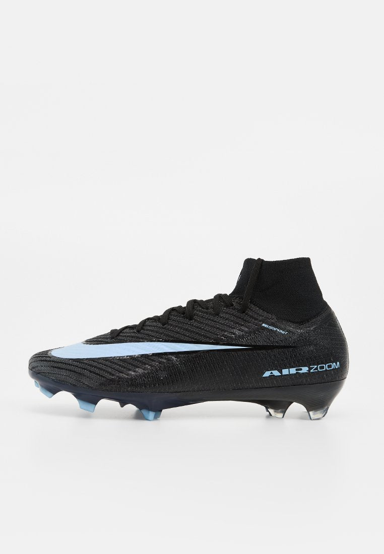 Schwarzer hoch geschnittener Nike Fußballschuh mit hellblauem Swoosh und „AIR ZOOM“-Schriftzug, für festen Boden mit Plastiksocken konzipiert.