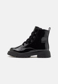 Schwarze Lackleder-Ankle Boots mit runder Zehenpartie, Schnürung auf der Vorderseite, strukturiertem Gummisohle und einer Schlaufe an der Rückseite für einfaches Anziehen.