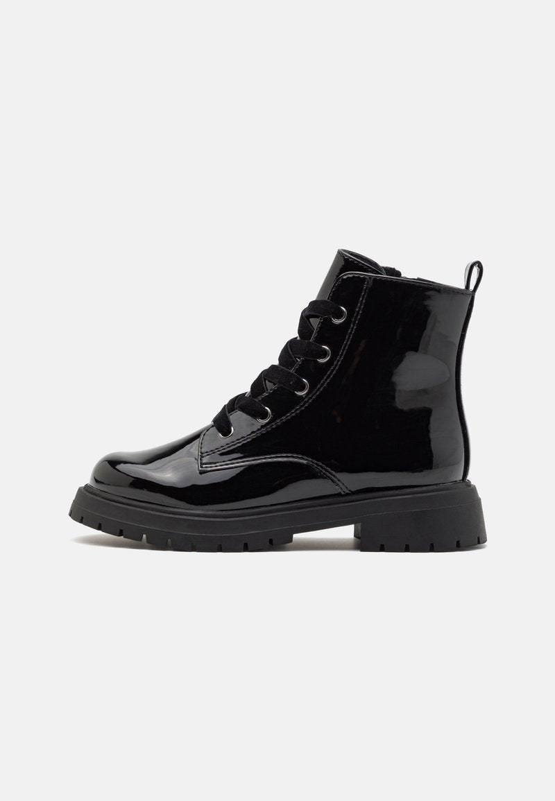 Schwarze Lackleder-Ankle Boots mit runder Zehenpartie, Schnürung auf der Vorderseite, strukturiertem Gummisohle und einer Schlaufe an der Rückseite für einfaches Anziehen.