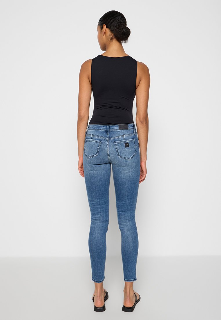 SKINNY FIT Media 3