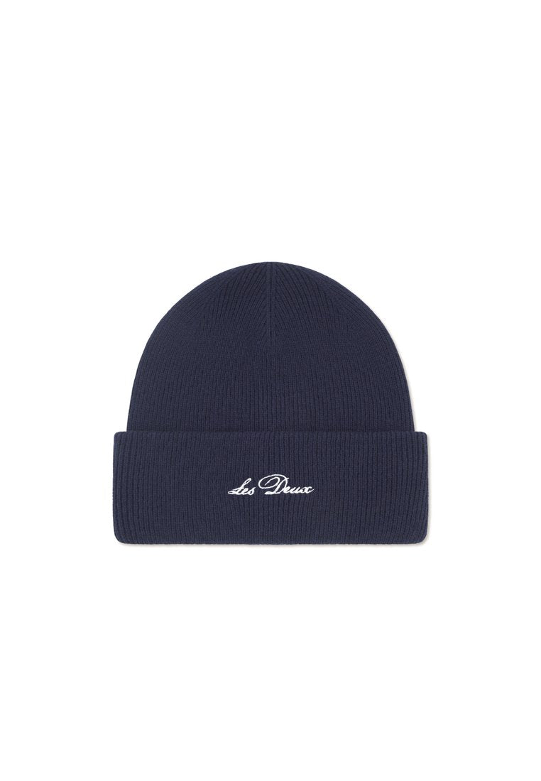 Marineblauer Strickbeanie mit gerippter Textur und umgeschlagenem Saum, der den weißen, gestickten Text "Les Deux" trägt. Einfaches, eng anliegendes Design.