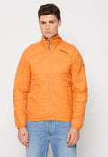 Orangen gesteppte Jacke mit hohem Kragen, durchgehendem Reißverschluss vorne und einem Logo auf der linken Schulter. Kombiniert mit hellblauen Jeans.