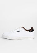 Weiße Sneakers mit glatter Oberfläche, runder Zehenpartie, Schnürdesign, kontrastierenden braunen und schwarzen Akzenten an der Ferse sowie einer strukturierten Gummisohle.