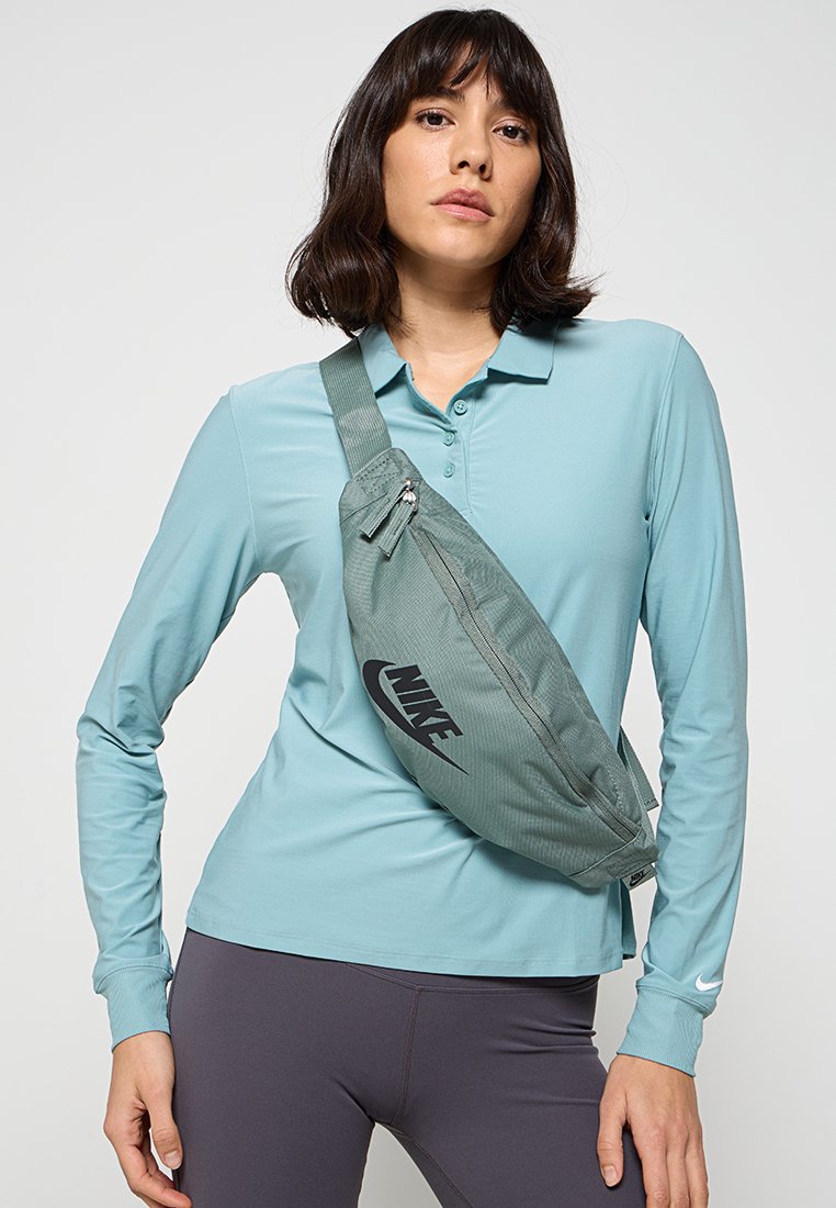 Nike Sportswear HERITAGE