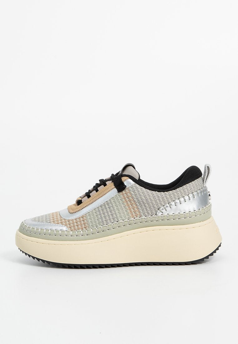 Mehrfarbiger Sneaker mit einem gestrickten Obermaterial und silbernen Akzenten, einer dicken cremefarbenen Sohle, schwarzen Schnürsenkeln und einem strukturierten Rückendetail.