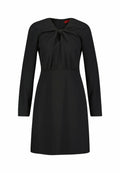 Schwarzes Kleid mit langen Ärmeln, einem V-Ausschnitt und einem zentralen Knoten-Detail. Es hat ein tailliertes Oberteil und einen ausgestellten Rock und ist aus glattem Stoff gefertigt.