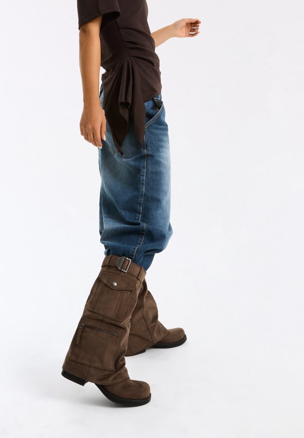 Bershka POCKETS TROUSER - FLAT BOOTS - Cowboy/Biker boots - brown
