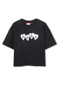 Schwarzes Kurzarm-T-Shirt mit dem Schriftzug "HUGO" in weißen Buchstaben, der sich in fünf Herzformen quer über die Brust erstreckt.