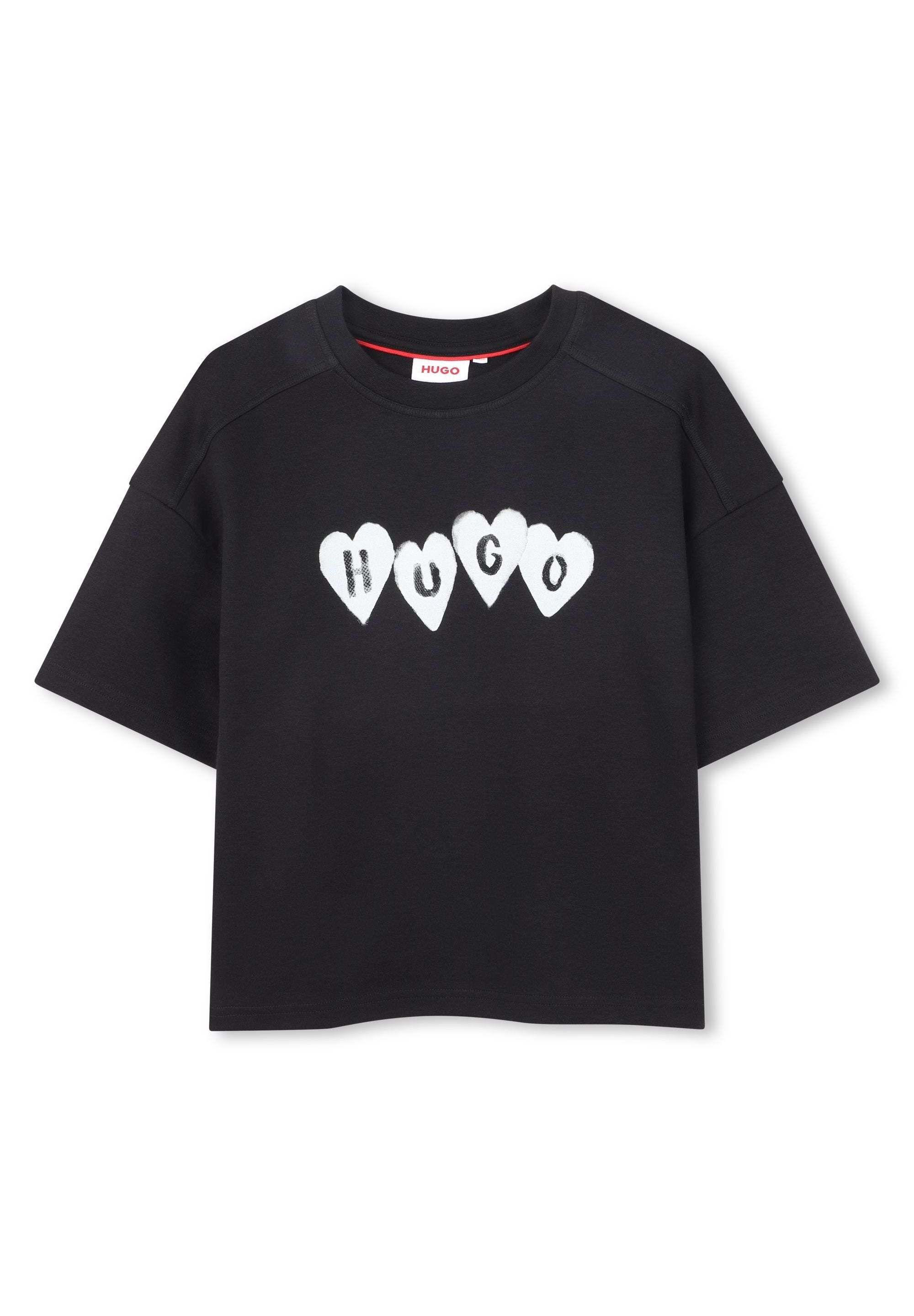 Schwarzes Kurzarm-T-Shirt mit dem Schriftzug "HUGO" in weißen Buchstaben, der sich in fünf Herzformen quer über die Brust erstreckt.