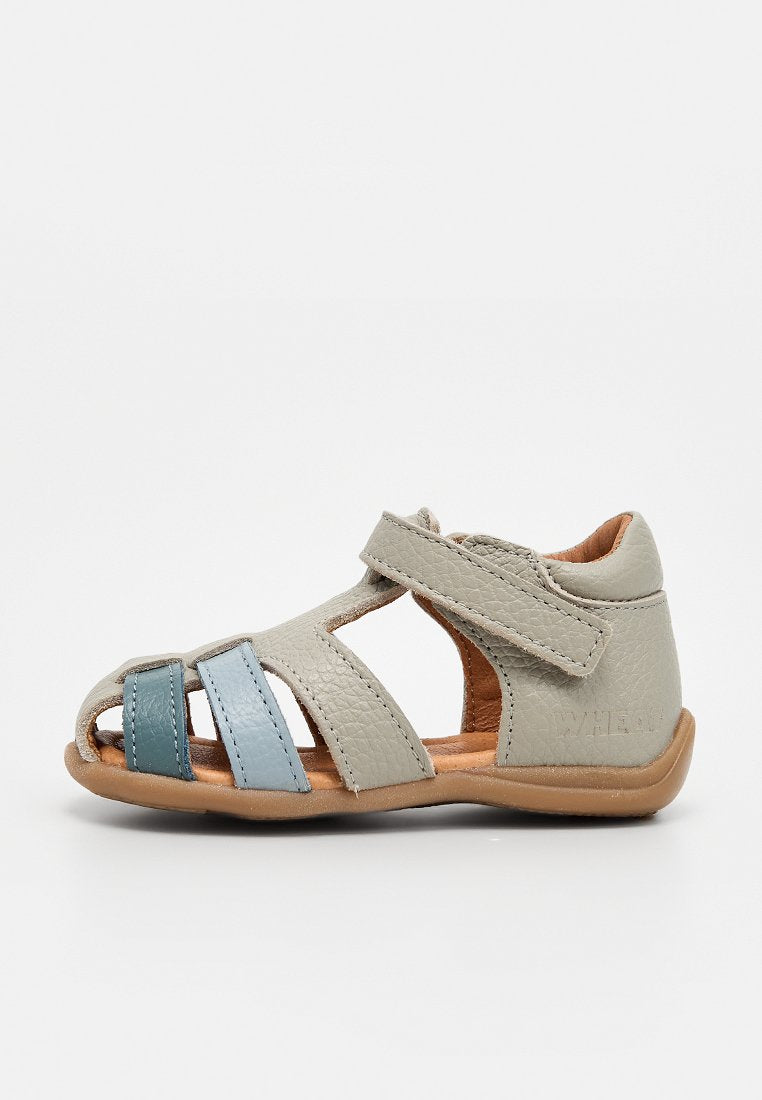 Grauer Ledersandale für Kleinkinder mit offenen Zehen, zwei blauen Riemen und einem Klettverschluss auf einer hellbraunen Sohle.