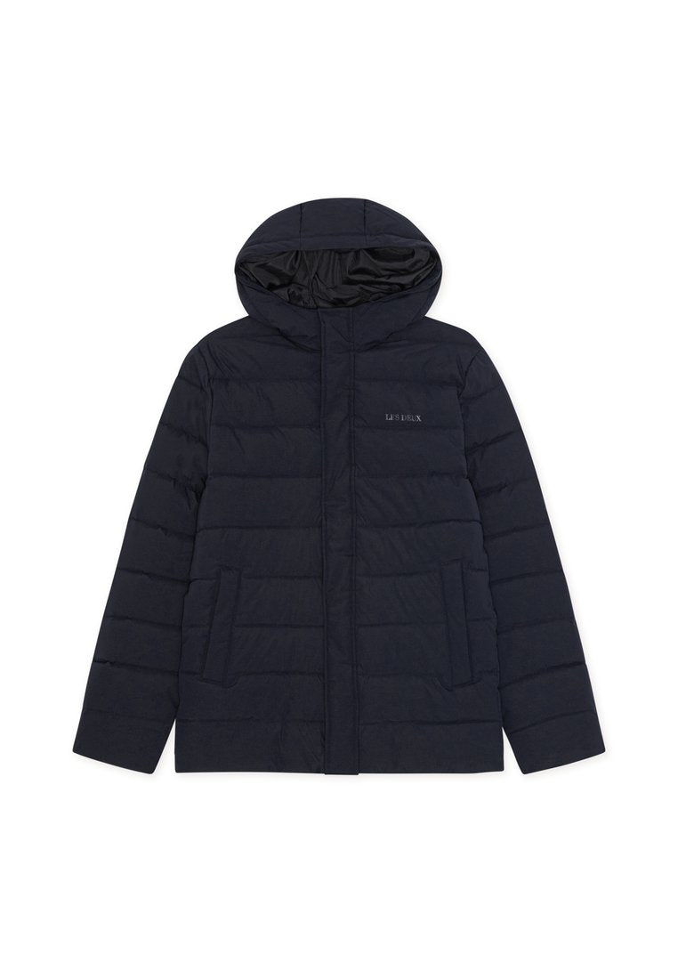 Marineblaue gepolsterte Jacke mit Kapuze, Fronttaschen und subtiler "LES DEUX"-Logo auf der Brust, entworfen für kaltes Wetter.