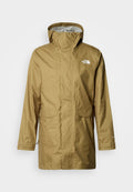 Wasserfeste beige Jacke mit Kapuze, ausgestattet mit einem vorderen Reißverschluss, zwei Brusttaschen und einem Logo auf der oberen linken Seite. Glatte Textur.