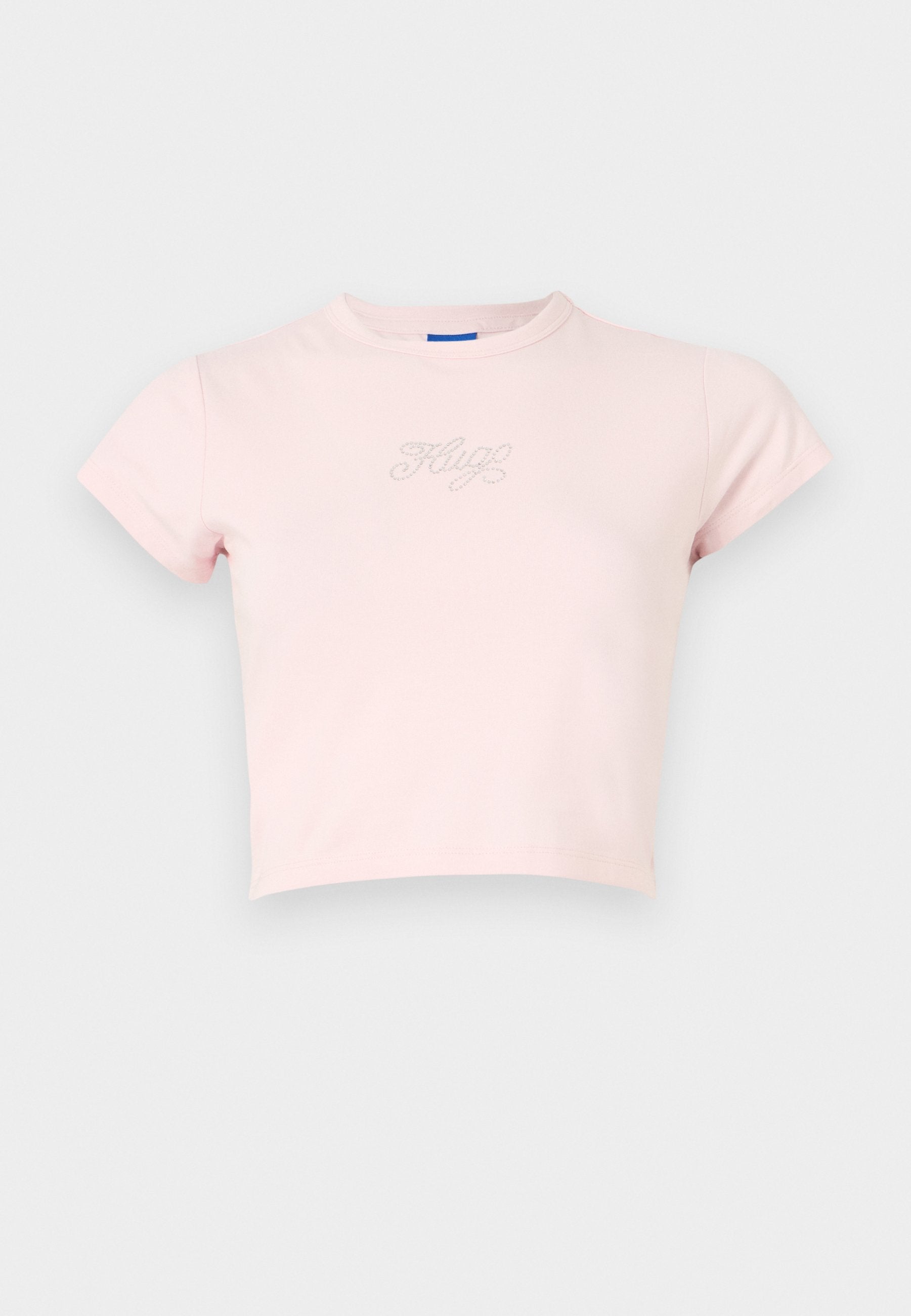 Gekürztes pinkes T-Shirt aus Baumwolle, mit kurzen Ärmeln und einem kleinen silbernen "Hug"-Schriftzug auf der Brust. Glatte Textur, runder Halsausschnitt.