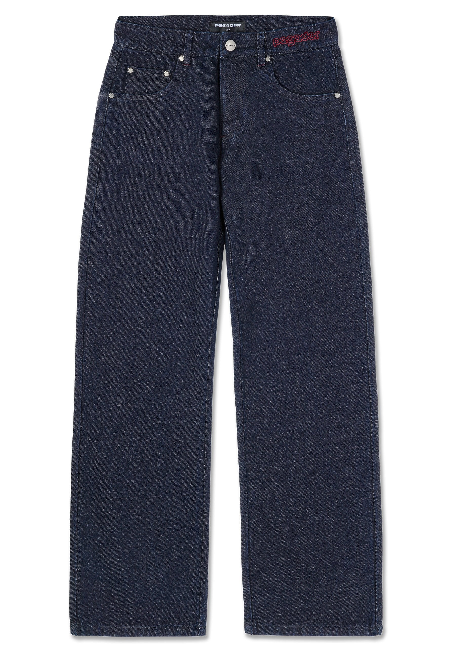 Dunkelblaue Jeans mit geradem Schnitt. Enthält fünf Taschen, silberne Nieten und gesticktes Branding am Bund.