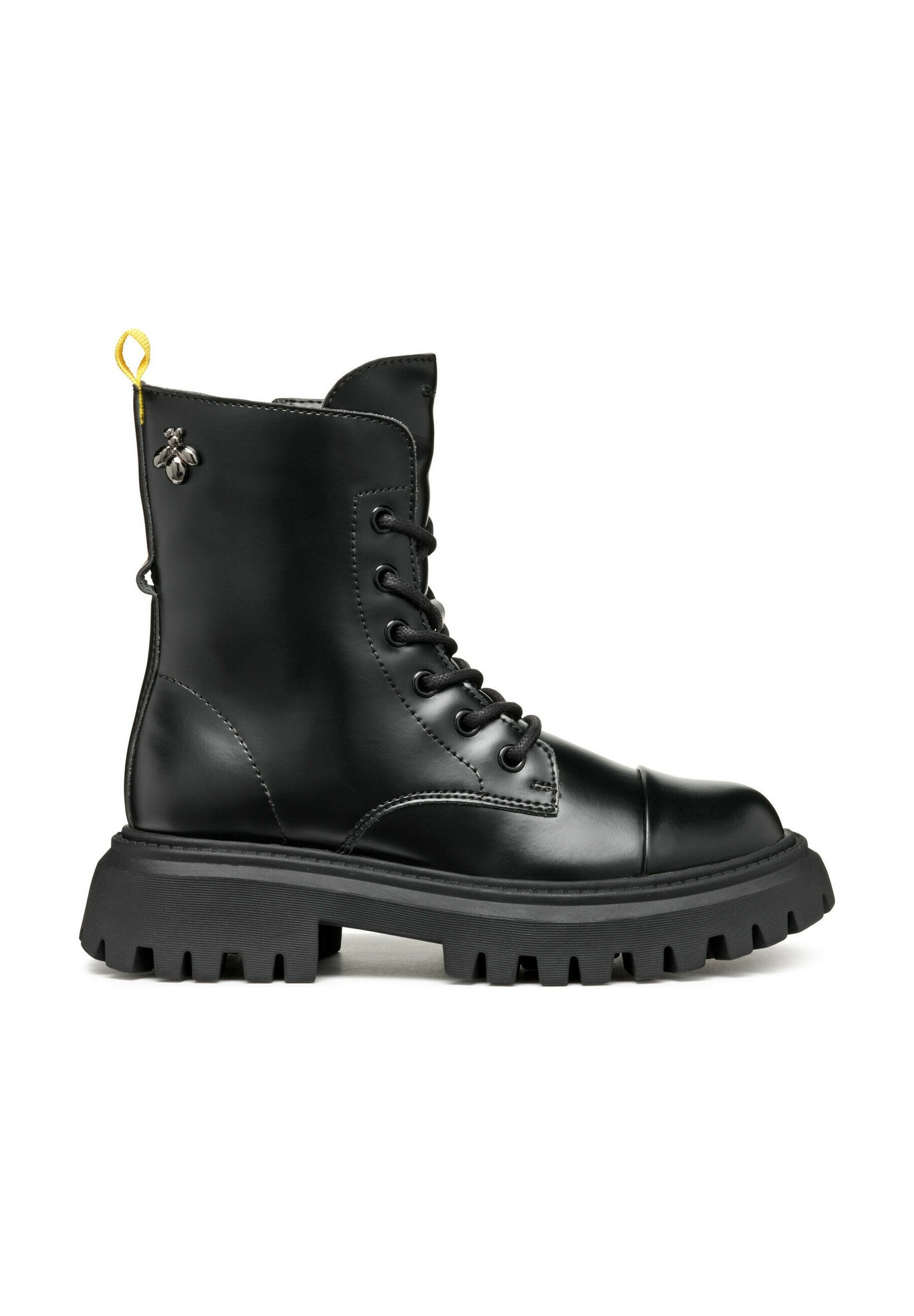 Schwarze Leder-Schnürstiefel mit einer dicken Gummisohle, abgerundeter Spitze und gelbem Zuglasche; mit dekorativer Bienenbeschläge an der Seite.