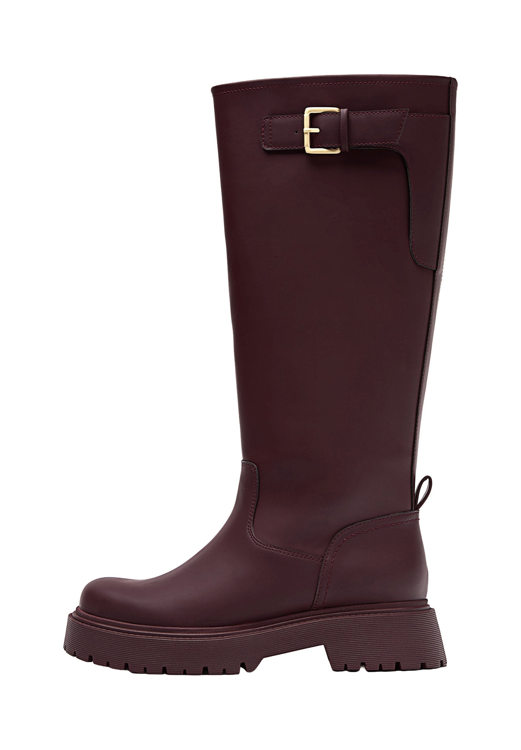 Burgunderfarbene kniehohe Gummistiefel mit flacher Sohle, seitlichem Schnallen-Detail und strukturiertem Grip, mit einer glatten Oberfläche und robuster Konstruktion.