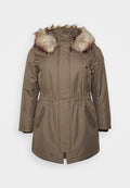 Braune Parka-Jacke mit einer Kapuze aus Kunstfell, verstellbarem Bund und Seitentaschen. Weicher Stoff und mittellange Passform, mit Druckknopfverschlüssen.