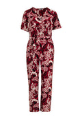 Roter Jumpsuit mit floralem Muster in Creme und Schwarz, kurzen Ärmeln, Wickelausschnitt, tailliertem Bund und tapered Beinen. Weiche Stofftextur.