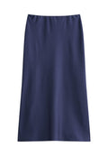 Knieumischer Marineblau-Rock aus glattem Stoff, mit einem einfachen, geraden Design, einem elastischen Bund und ohne sichtbare Verschlüsse.