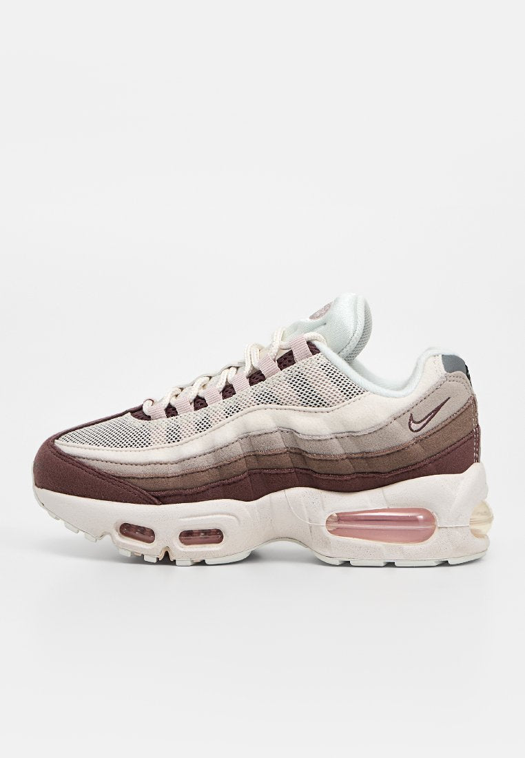 Sneaker in Beige-, Braun- und Cremetönen mit Mesh-Obermaterial, sichtbarer Air-Cushioning-Zwischensohle und Nike-Swoosh an der Ferse.