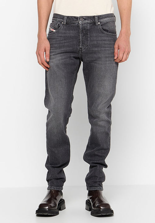 Dunkelgraue Jeans aus Denim mit schmalem Schnitt, die über ein traditionelles Fünf-Taschen-Design und eine dezente Waschung verfügen. Mit einem Markenlabel akzentuiert.