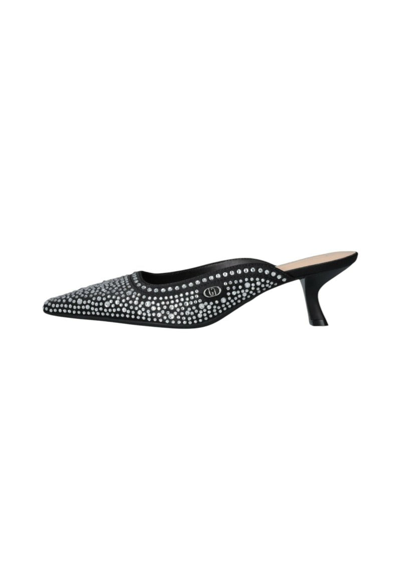 Schwarzer Mule mit spitzem Zehenbereich, verziert mit silbernen Strasssteinen. Verfügt über einen mittelhohen Stiletto-Absatz und eine glatte Innenauskleidung.