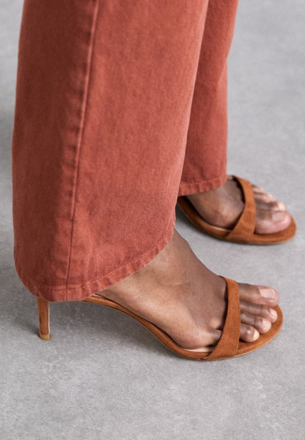 Stuart Weitzman NUDIST II