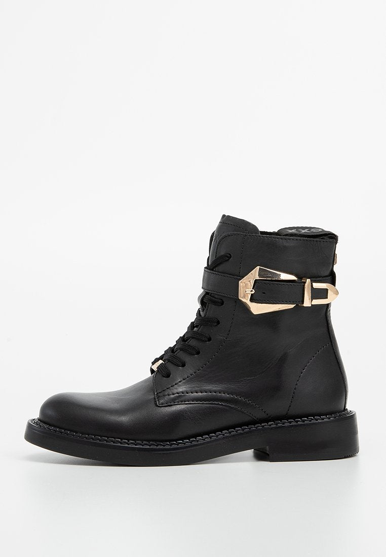 Schwarze Leder-Stiefelette mit Schnürung an der Vorderseite und dekorativem goldenen Schnallenriemen an der Seite, niedriger blockierter Absatz und runde Zehenform.