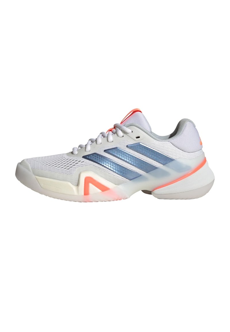 Weißer Sportschuh mit hellblauen Akzenten, strukturiertem Netz-Obermaterial, dreieckigen Gummiverzierungen und lebhaften orangefarbenen Highlights an der Sohle.