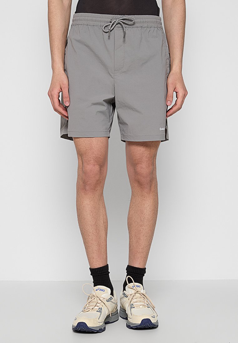 Graue, leichte Badeshorts mit einem elastischen Bund und Kordelzug. Seitentaschen und ein kleines Logo-Detail am Saum.