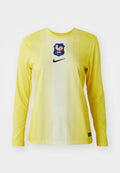 Langarm-Nike-Trikot in leuchtendem Gelb mit vertikalen Streifen, verfügt über ein blaues Emblem mit einem Hahn und einem schwarzen Swoosh-Logo.