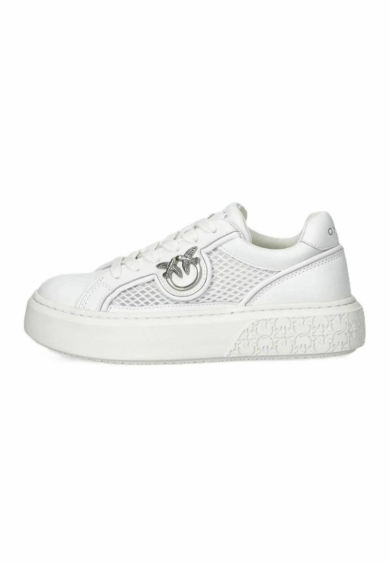 Weißer Plateau-Sneaker mit Mesh-Seitenteilen, silberner vogelähnlicher Metallverzierung nahe den Schnürsenkeln und strukturiertem Sohlenmuster.