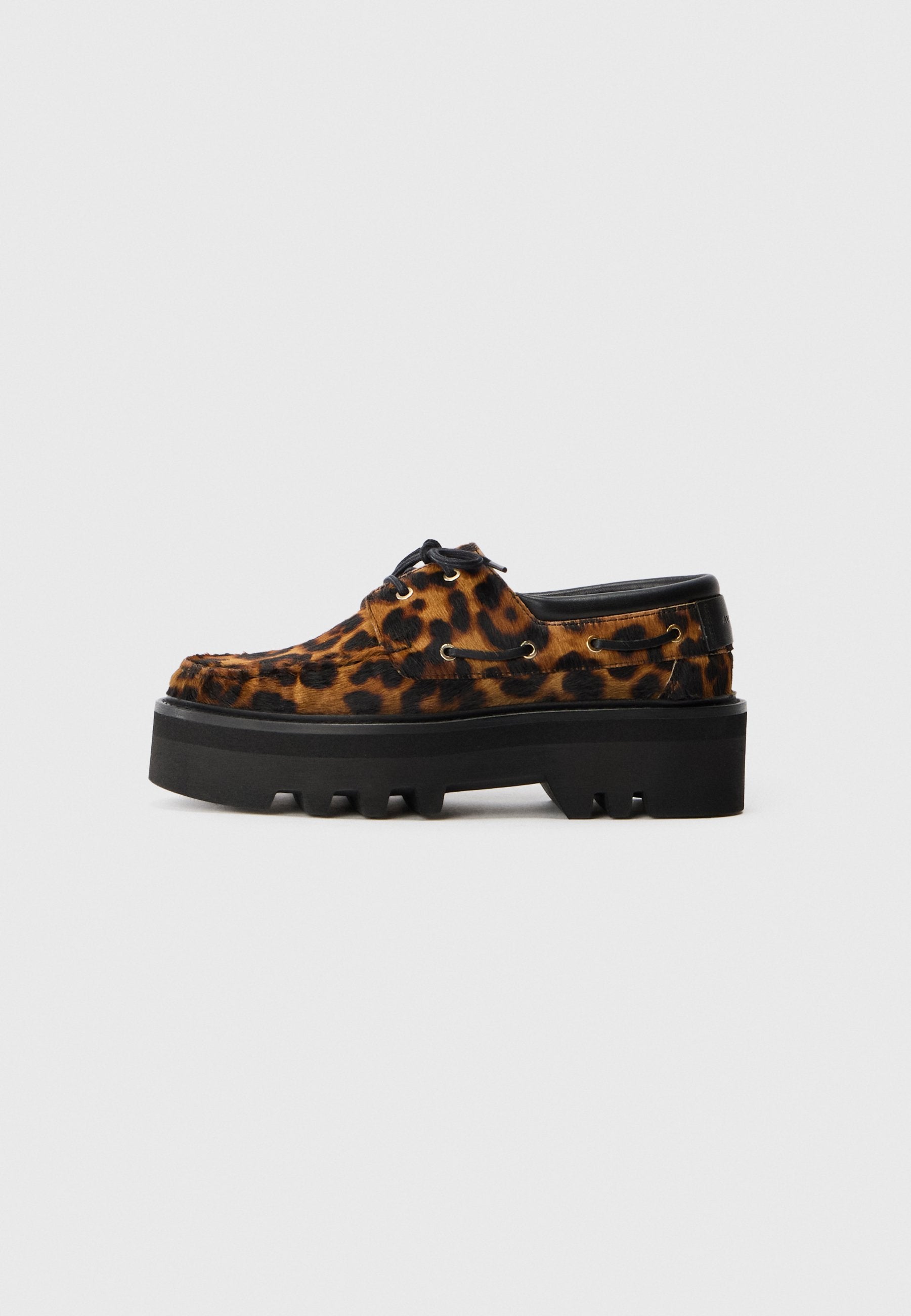Leoprint Wildlederschuhe mit schwarzer, klobiger Sohle und Schnürsenkeln; ausgestattet mit Metallösen und strukturiertem Obermaterial für zusätzliche Details.