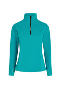 Türkisfarbener Fleece-Pullover mit halbem Reißverschluss vorne, hohem Kragen und langen Ärmeln. Mit einem "Polartec"-Logo am Ärmel. Schlichtes Design.
