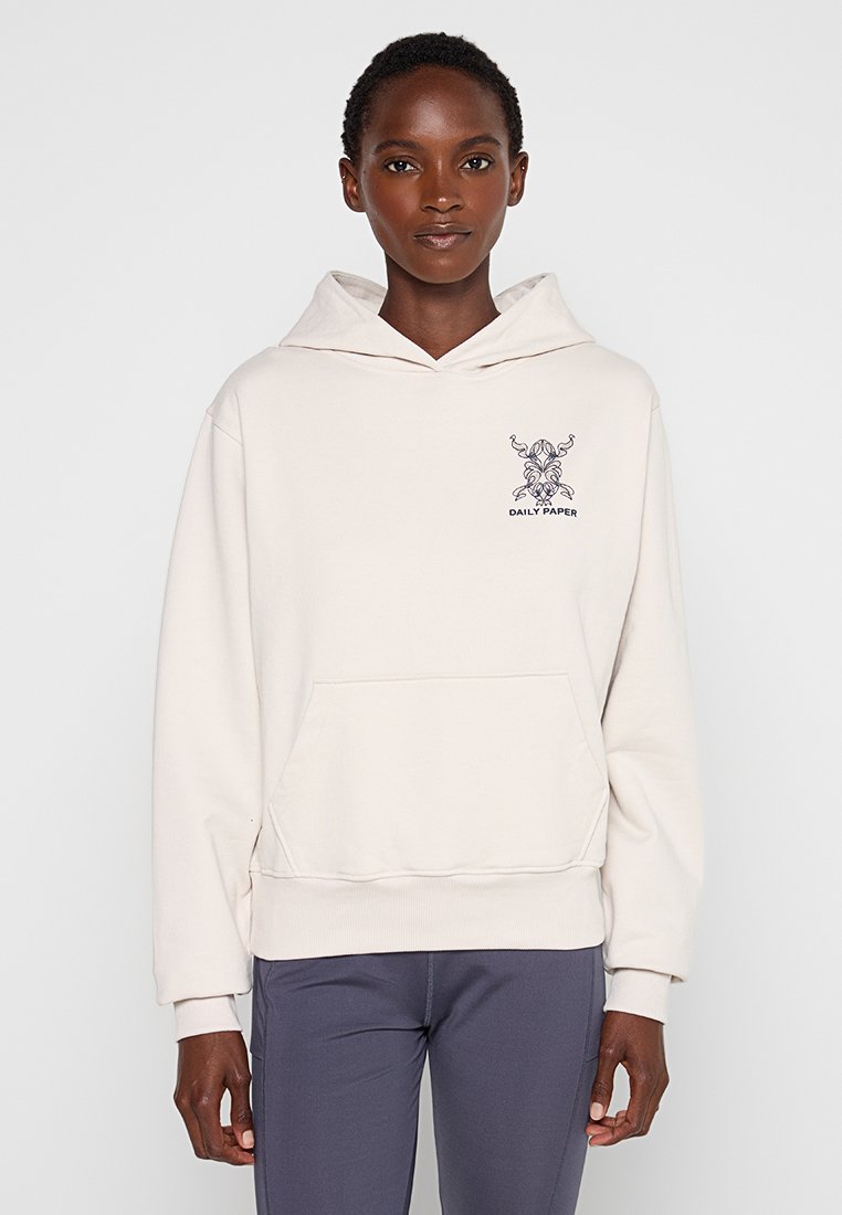 Beige Kapuzenpullover aus weichem Stoff, mit einer Fronttasche und einem schwarzen illustrierten Logo auf der Brust.