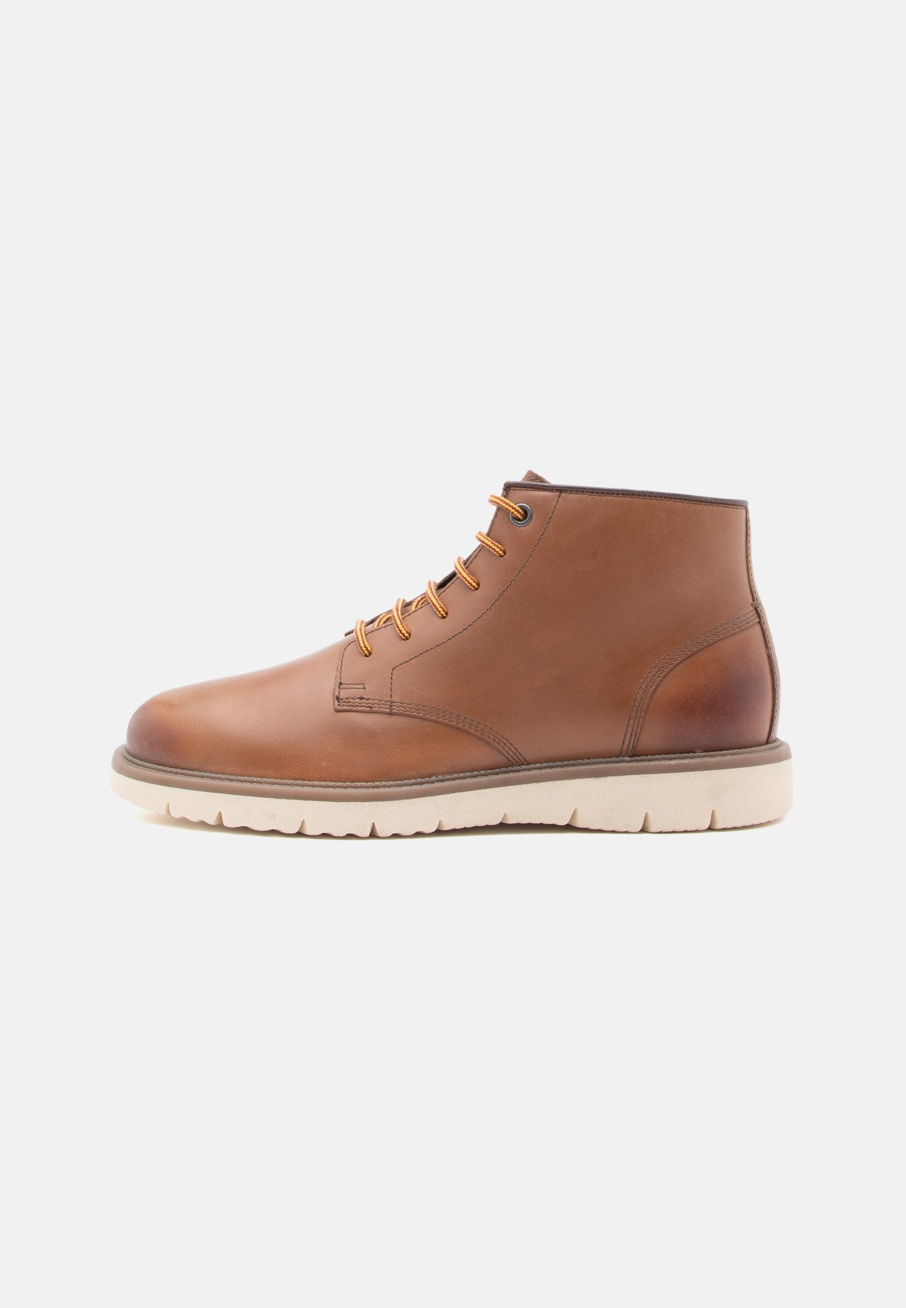 Braune Leder-Stiefeletten mit runder Zehenform, sechs Ösen-Schnürung, orangefarbenen Akzenten und einer hellbeigen Gummisohle mit strukturiertem Profil.