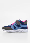 Blaue und graue Sportschuhe für Kinder mit rosa Schnürsenkeln, rosa Akzenten, Klettverschluss und flexiblem weißen Sohlen, seitliche Ansicht auf weißem Hintergrund.